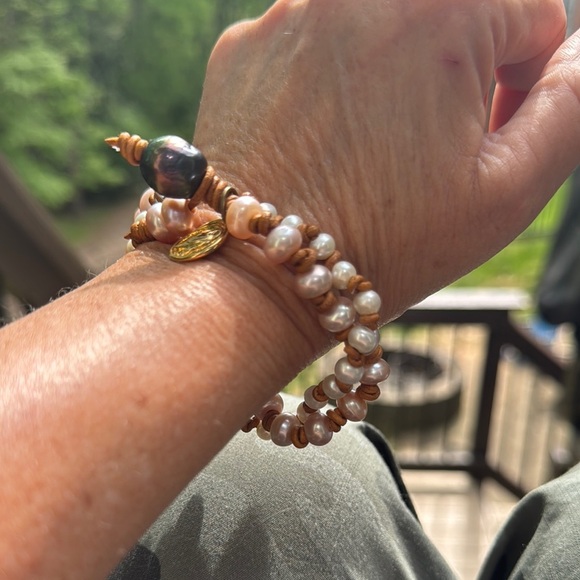 Elegant Pearl Bracelet with Gold Accents - Picture 7 of 7